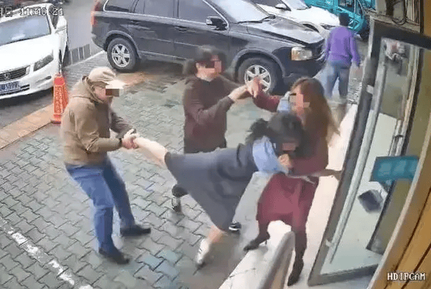 公职夫妻因挪车将女子打骨折<strong></p>
<p>广发证券开户</strong>，想40万私了？通报来了
