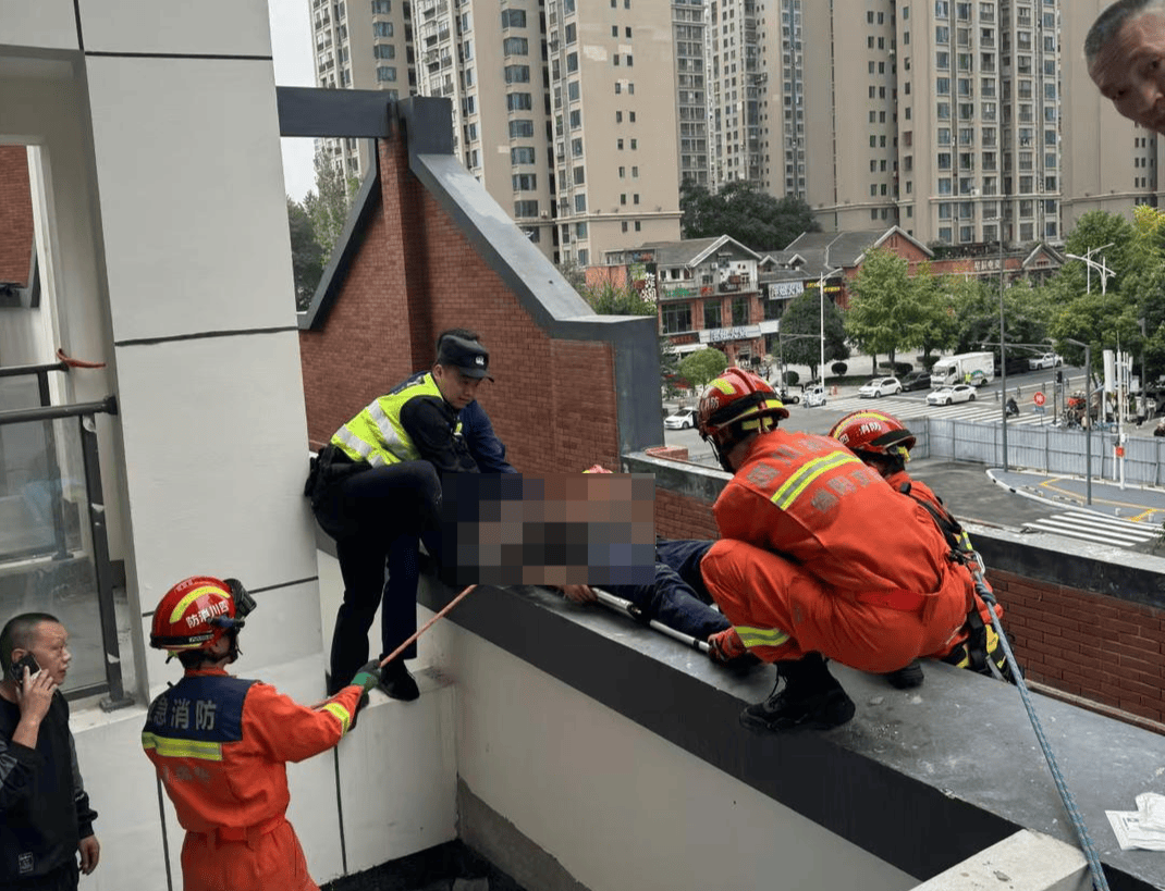 男子安装空调从6楼坠落至2楼平台<strong></p>
<p>信贷资产证券化</strong>，经抢救脱离生命危险：楼下雨棚救了他一命