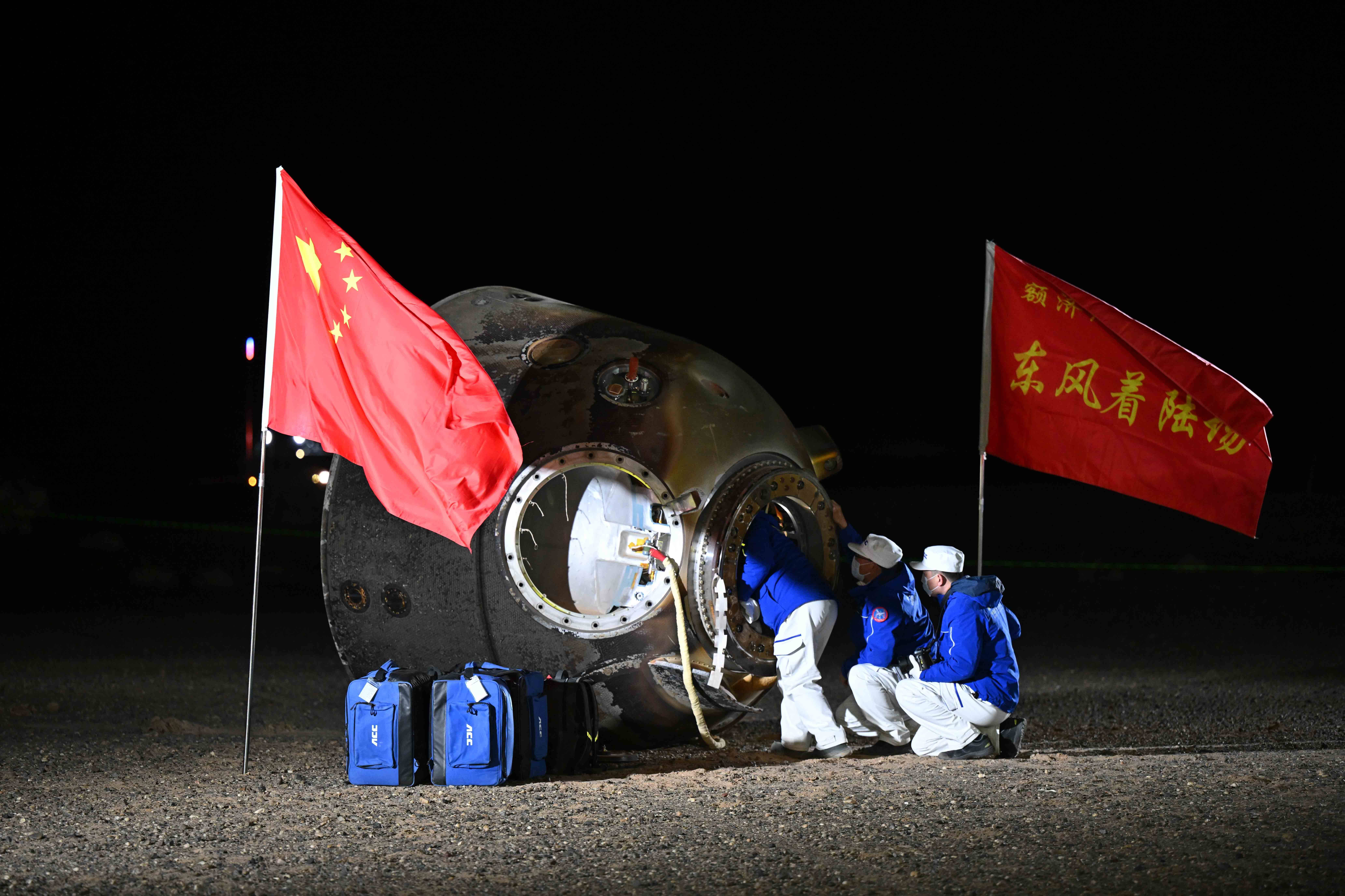 返回舱着陆最后一米<strong></p>
<p>新证券法</strong>，4台着陆反推发动机10毫秒内同时点火