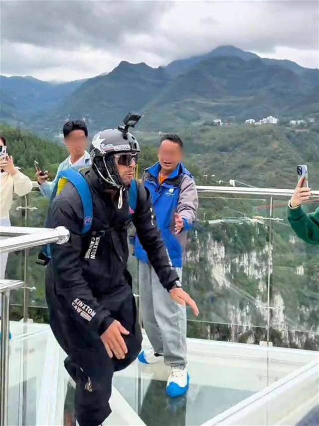 视频疯传！外国男子云南跳伞开伞失败<strong></p>
<p>新证券法</strong>，急速坠落？景区澄清：视频不完整，开伞成功了