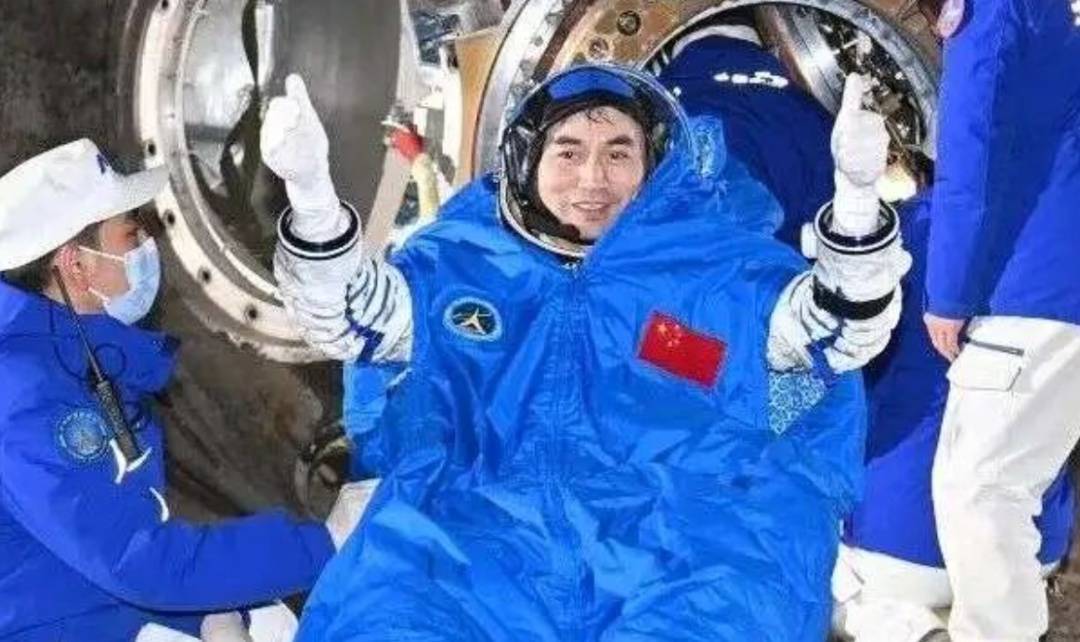 成功着陆！返回地球后第一顿饭<strong></p>
<p>新证券法</strong>，3名航天员都点了这道餐食
