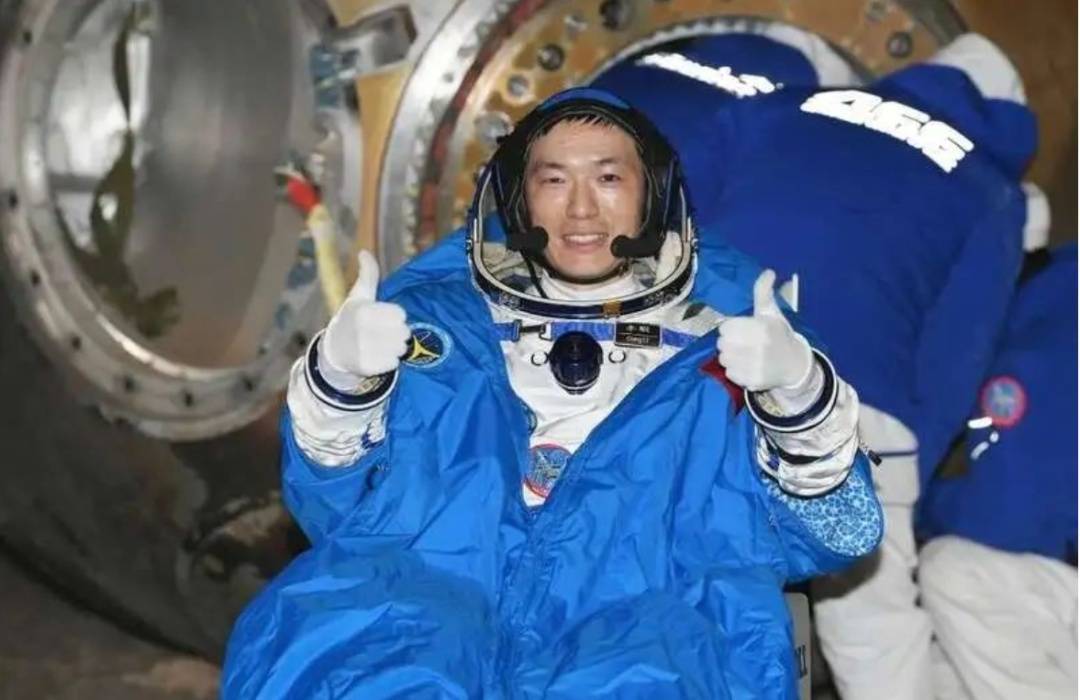 成功着陆！返回地球后第一顿饭<strong></p>
<p>新证券法</strong>，3名航天员都点了这道餐食