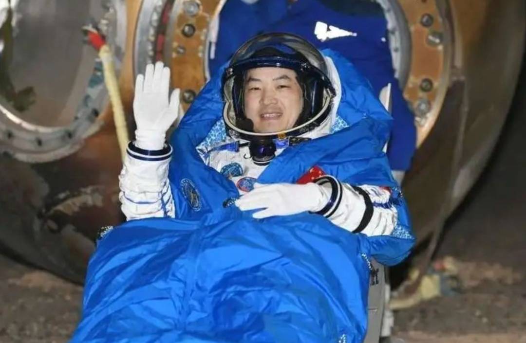 成功着陆！返回地球后第一顿饭<strong></p>
<p>新证券法</strong>，3名航天员都点了这道餐食