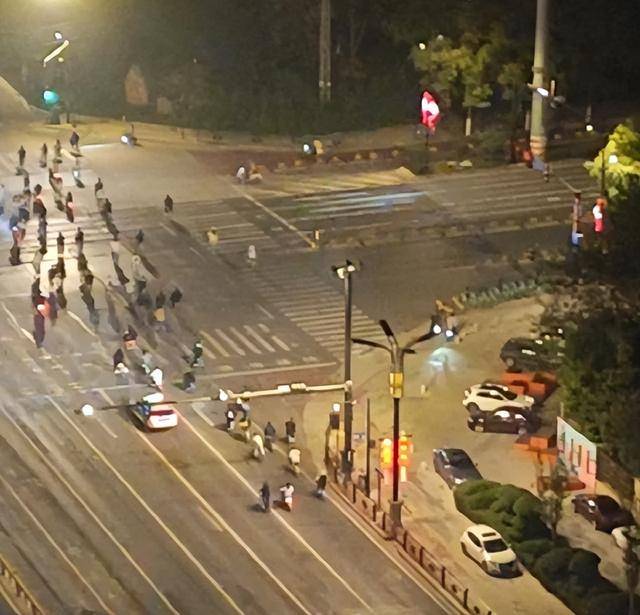 一觉醒来开封全是单车<strong></p>
<p>国金证券怎么样</strong>，调度员：拉不完，根本拉不完！