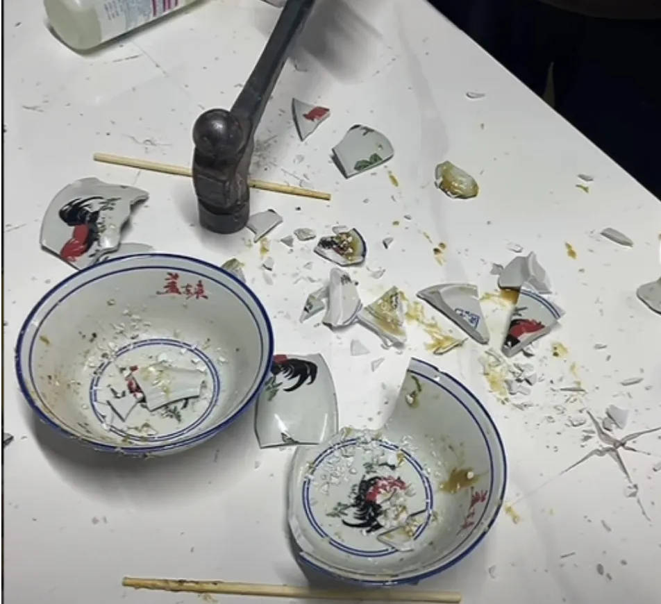 网红夫妇被传有传染病<strong></p>
<p>上海证券公司</strong>，餐馆砸餐具撇清？官方回应
