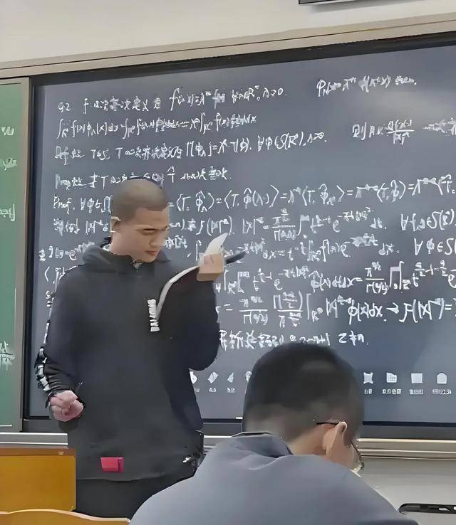 韦东奕上课照片走红<strong></p>
<p>上海证券公司</strong>，新发型吸睛，网友：板书真漂亮，可惜看不懂