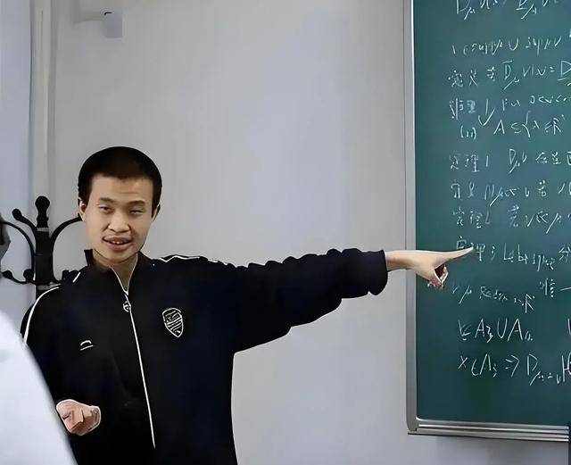韦东奕上课照片走红<strong></p>
<p>上海证券公司</strong>，新发型吸睛，网友：板书真漂亮，可惜看不懂