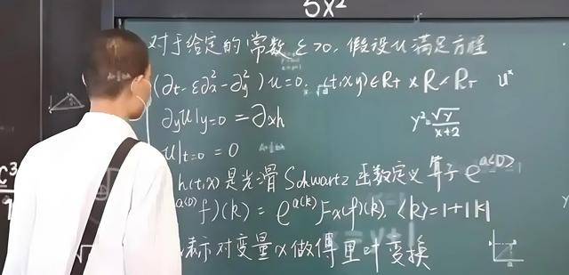 韦东奕上课照片走红<strong></p>
<p>上海证券公司</strong>，新发型吸睛，网友：板书真漂亮，可惜看不懂