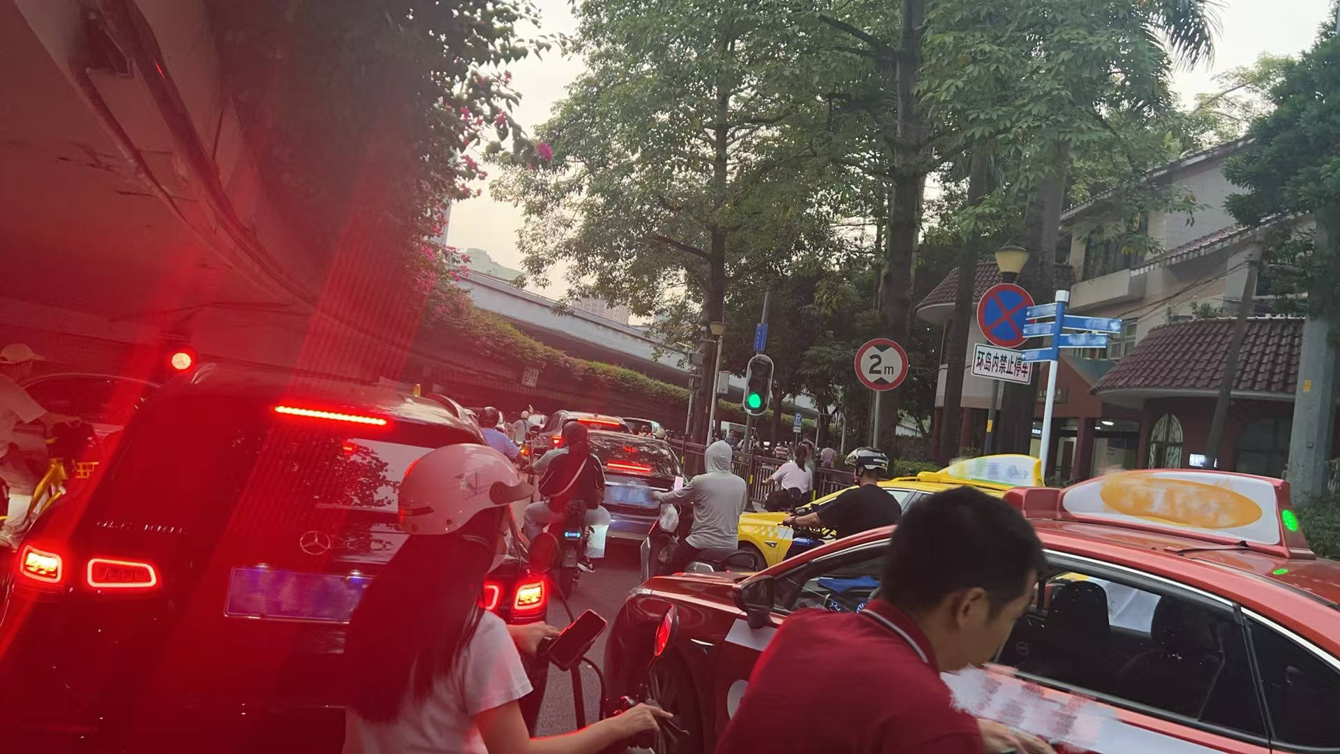 骑电动自行车<strong></p>
<p>上海证券公司</strong>，我有多“尴尬”：走哪，停哪，咋充电