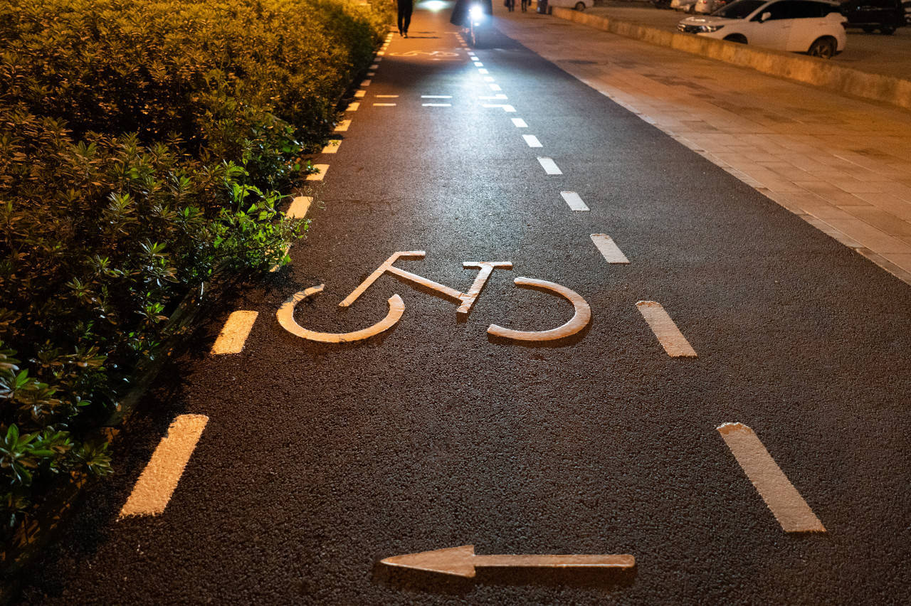 骑电动自行车<strong></p>
<p>上海证券公司</strong>，我有多“尴尬”：走哪，停哪，咋充电