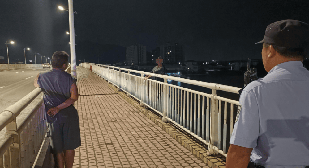 突发！珠海“钓鱼哥”河边钓鱼<strong></p>
<p>招商证券电话</strong>，突然丢下鱼竿拔腿就跑……