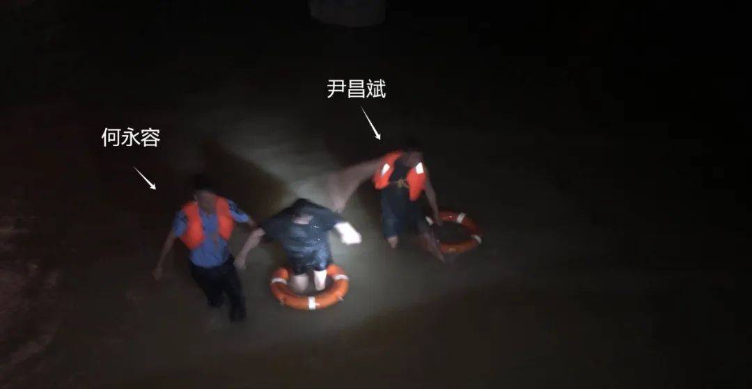 突发！珠海“钓鱼哥”河边钓鱼<strong></p>
<p>招商证券电话</strong>，突然丢下鱼竿拔腿就跑……