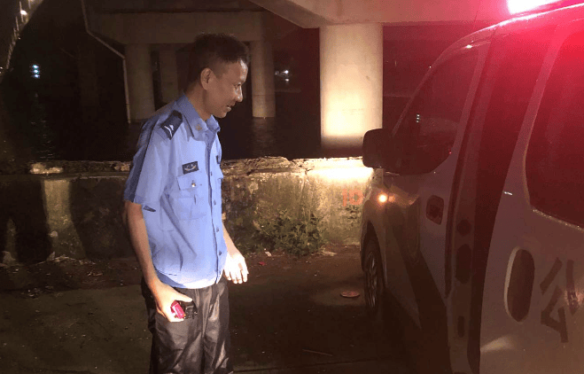突发！珠海“钓鱼哥”河边钓鱼<strong></p>
<p>招商证券电话</strong>，突然丢下鱼竿拔腿就跑……
