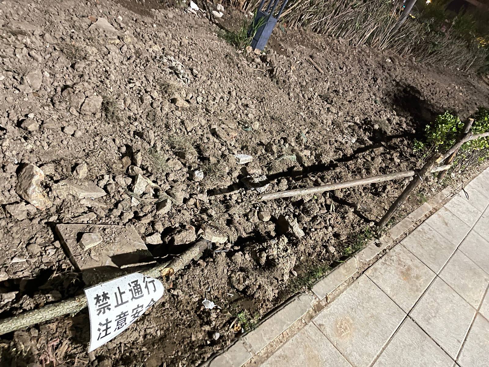 武汉市民担心小区有夹竹桃<strong></p>
<p>招商证券电话</strong>，园林部门：它降尘减噪，但汁液有毒，千万不要碰