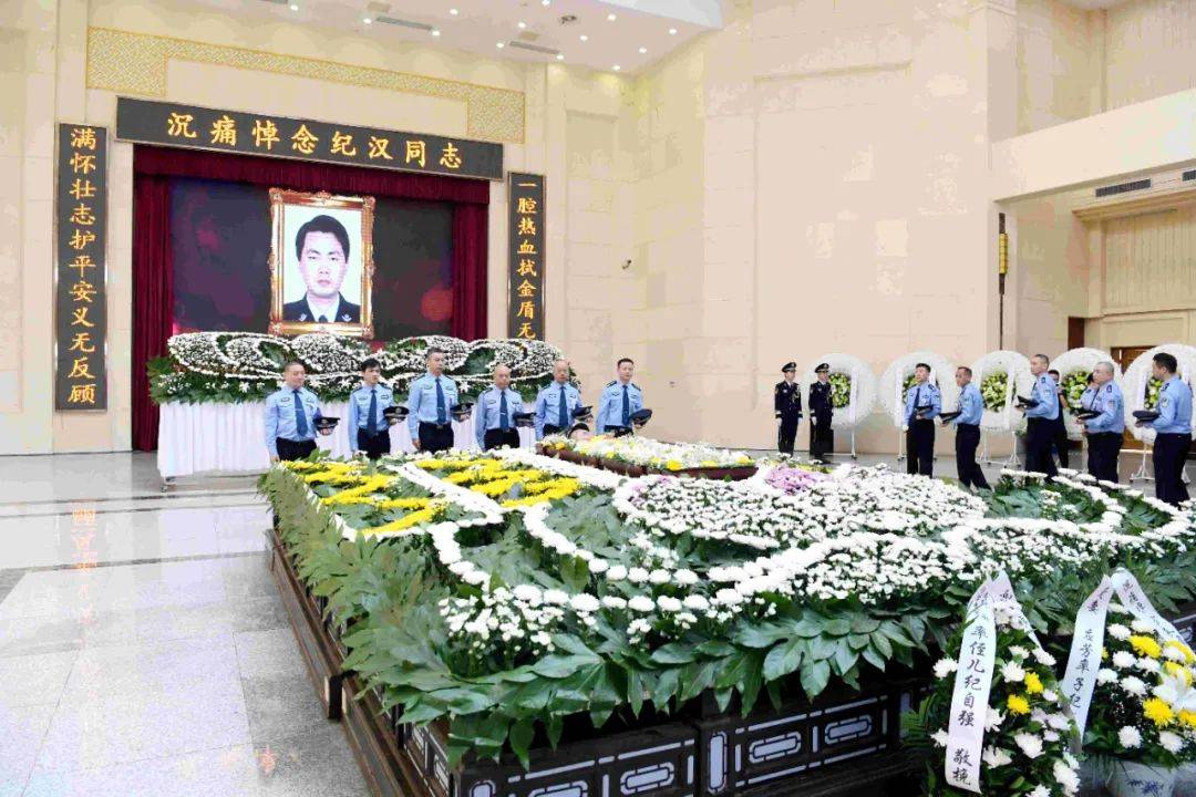 深夜<strong></p>
<p>伦敦证券交易所</strong>，派出所所长昏倒在副所长寝室门外……