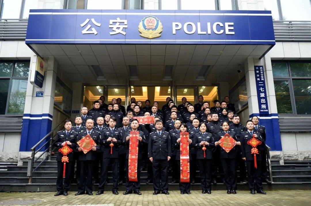 深夜<strong></p>
<p>伦敦证券交易所</strong>，派出所所长昏倒在副所长寝室门外……