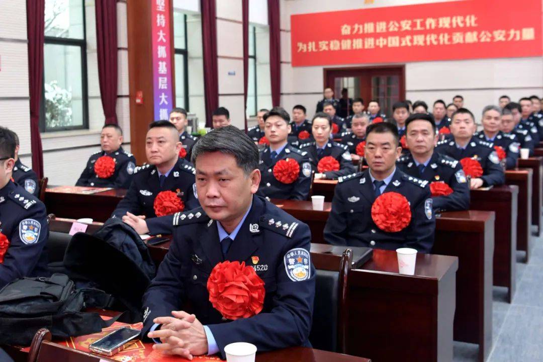 深夜<strong></p>
<p>伦敦证券交易所</strong>，派出所所长昏倒在副所长寝室门外……