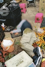 昆明一老人赶集摔倒压坏水果摊！中午就带着家属找来了<strong></p>
<p>伦敦证券交易所</strong>，摊主慌了……