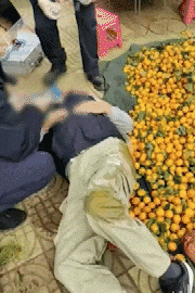 昆明一老人赶集摔倒压坏水果摊！中午就带着家属找来了<strong></p>
<p>伦敦证券交易所</strong>，摊主慌了……