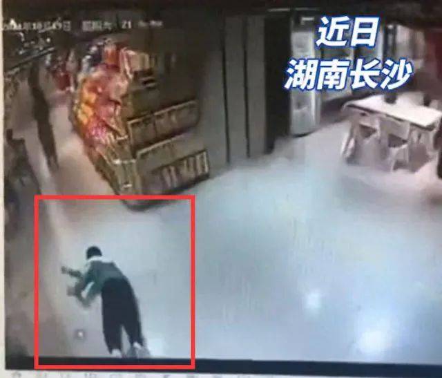 男孩在盒马摔倒无人扶？母亲愤怒砸店<strong></p>
<p>伦敦证券交易所</strong>！最新回应