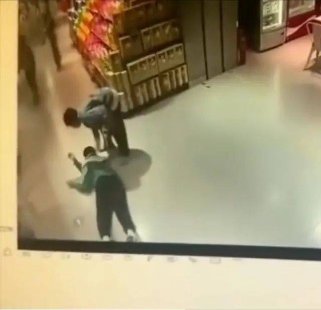 男孩在盒马摔倒无人扶？母亲愤怒砸店<strong></p>
<p>伦敦证券交易所</strong>！最新回应