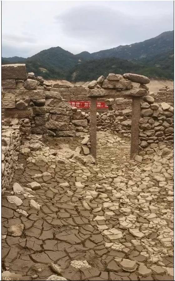 水库枯竭后惊现“古村落遗址”？当地回应：危险<strong></p>
<p>证券营业部</strong>！别去！