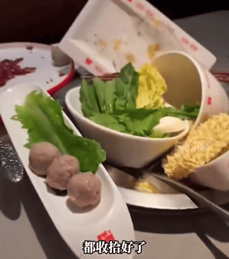男子独自一人吃火锅<strong></p>
<p>证券营业部</strong>，打完酱料回来锅被收了！店家免单发红包补偿