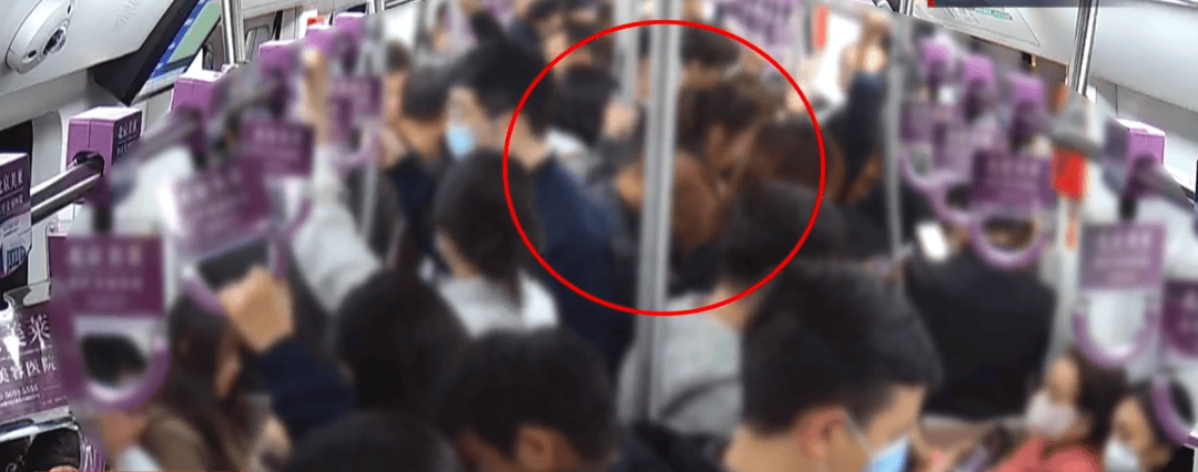 男子北京地铁内猥亵女乘客<strong></p>
<p>搜狐证券</strong>，被抓后下跪求原谅！警方：拘