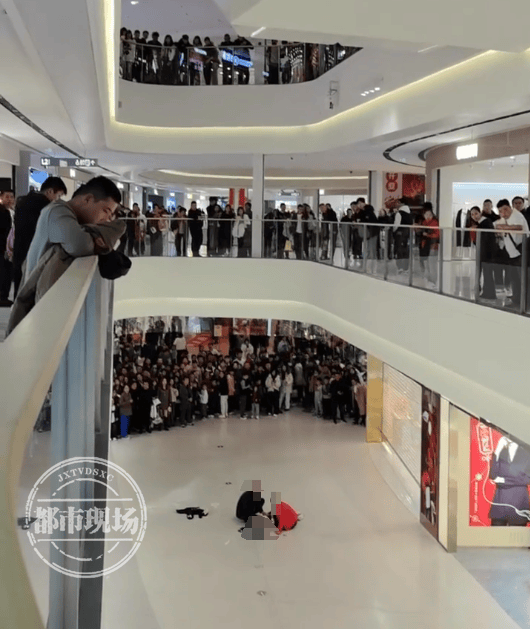 女孩从商场4楼坠亡<strong></p>
<p>搜狐证券</strong>，警方回应