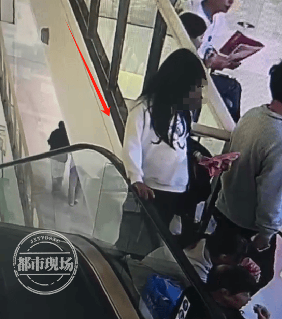 女孩从商场4楼坠亡<strong></p>
<p>搜狐证券</strong>，警方回应