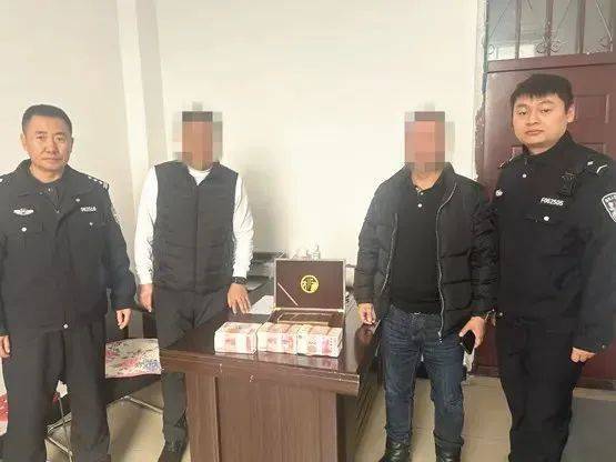 大庆市民在小区捡到一个袋子<strong></p>
<p>搜狐证券</strong>，里面竟有30万现金！