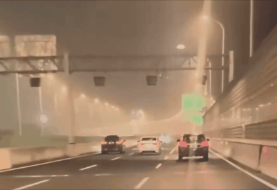 高架路上<strong></p>
<p>搜狐证券</strong>，两车突然迎面相撞，有人称“一车逆行”，现场画面热传
