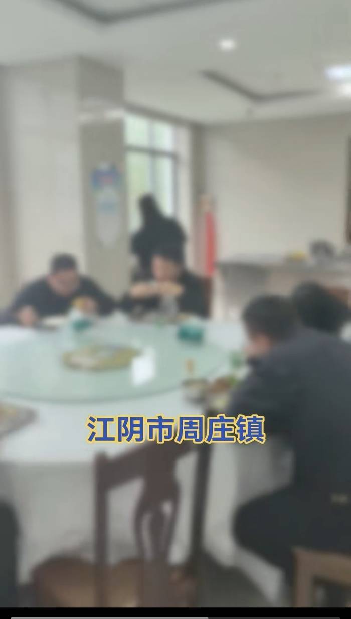 江苏一办事大厅工作人员未到下班时间就离岗吃饭<strong></p>
<p>证券交易印花税</strong>？镇政府：在核实中