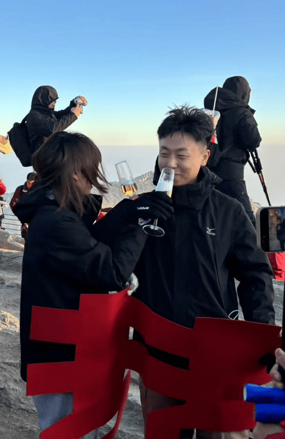 山东小伙在泰山山顶求婚<strong></p>
<p>证券交易印花税</strong>，路人送上高脚杯和酒：普通求婚升华了