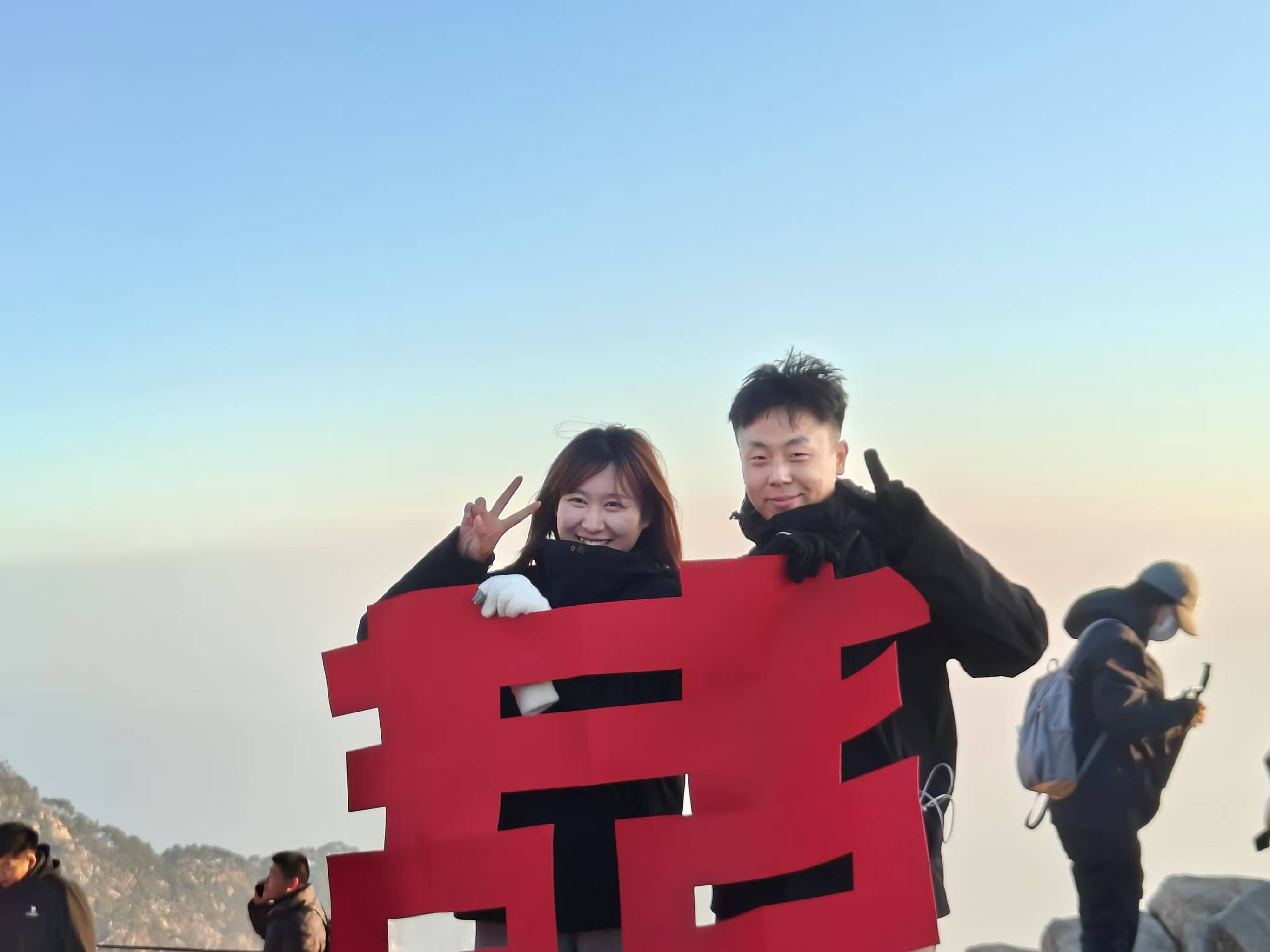 山东小伙在泰山山顶求婚<strong></p>
<p>证券交易印花税</strong>，路人送上高脚杯和酒：普通求婚升华了