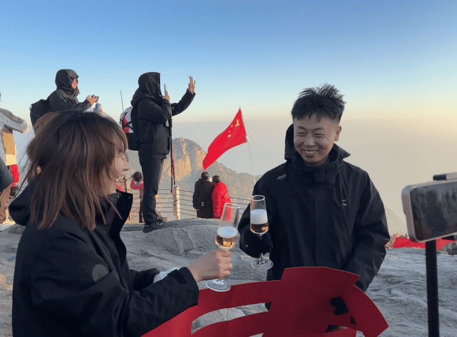 山东小伙在泰山山顶求婚<strong></p>
<p>证券交易印花税</strong>，路人送上高脚杯和酒：普通求婚升华了