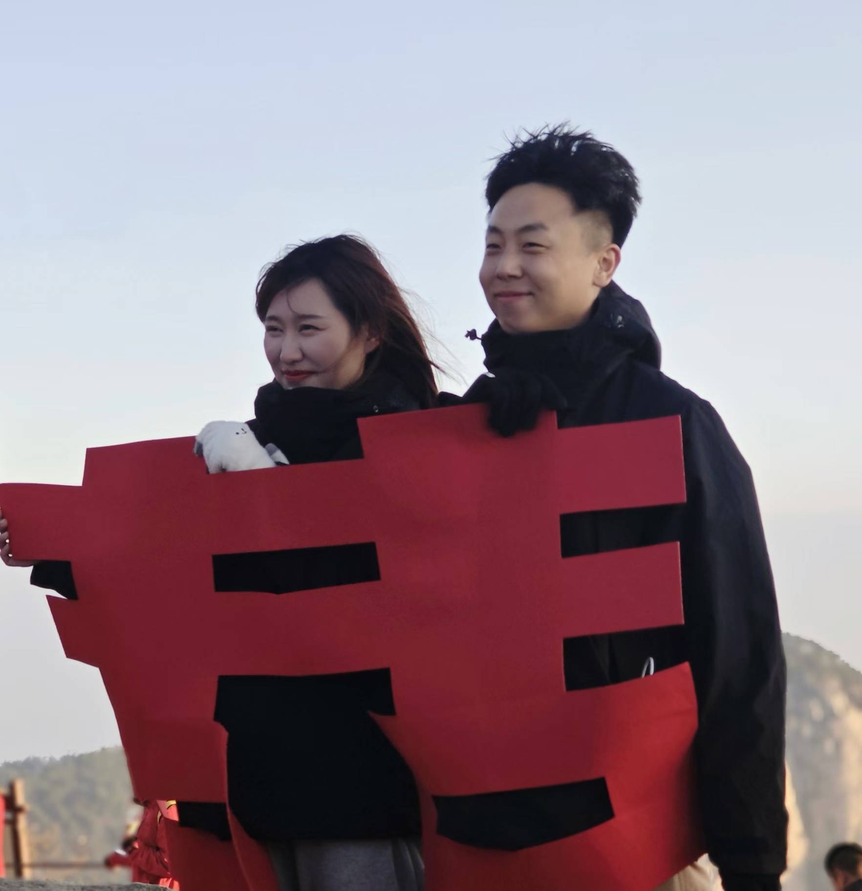 山东小伙在泰山山顶求婚<strong></p>
<p>证券交易印花税</strong>，路人送上高脚杯和酒：普通求婚升华了