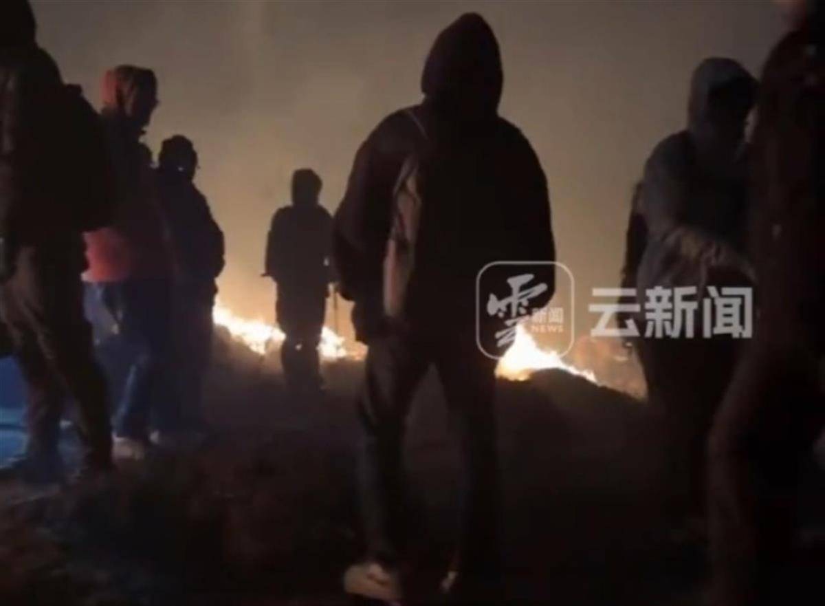 游客夜爬昆明大牯牛山并纵火烧山<strong></p>
<p>证券交易印花税</strong>？官方：正在核实是生火取暖还是纵火