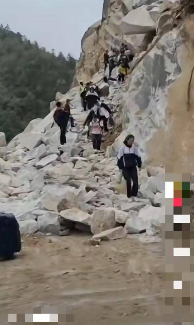 学生攀爬堵路巨石上学令人揪心<strong></p>
<p>不良资产证券化</strong>，当地回应：系道路施工偶发特殊状况