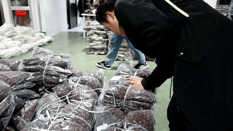 热搜第一<strong></p>
<p>宏源证券增强版下载</strong>！7万件羽绒服含绒量0%！央视曝光：羽绒被也是假的！当地最新通报→