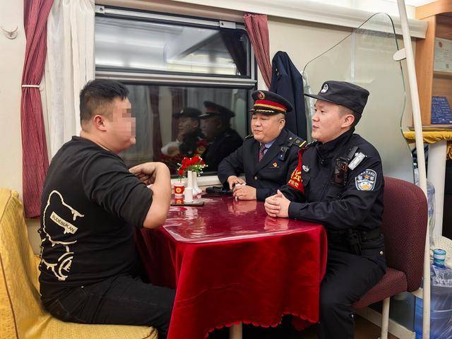 列车上一醉酒“纹身哥”突然对乘警说“我是逃犯”<strong></p>
<p>美林证券</strong>，乘警一查：不，你不是！
