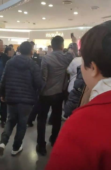 工资被折换成郑州一商场购物卡<strong></p>
<p>美林证券</strong>，每月仅一天能使用，律师：以购物卡支付工资或涉嫌违法