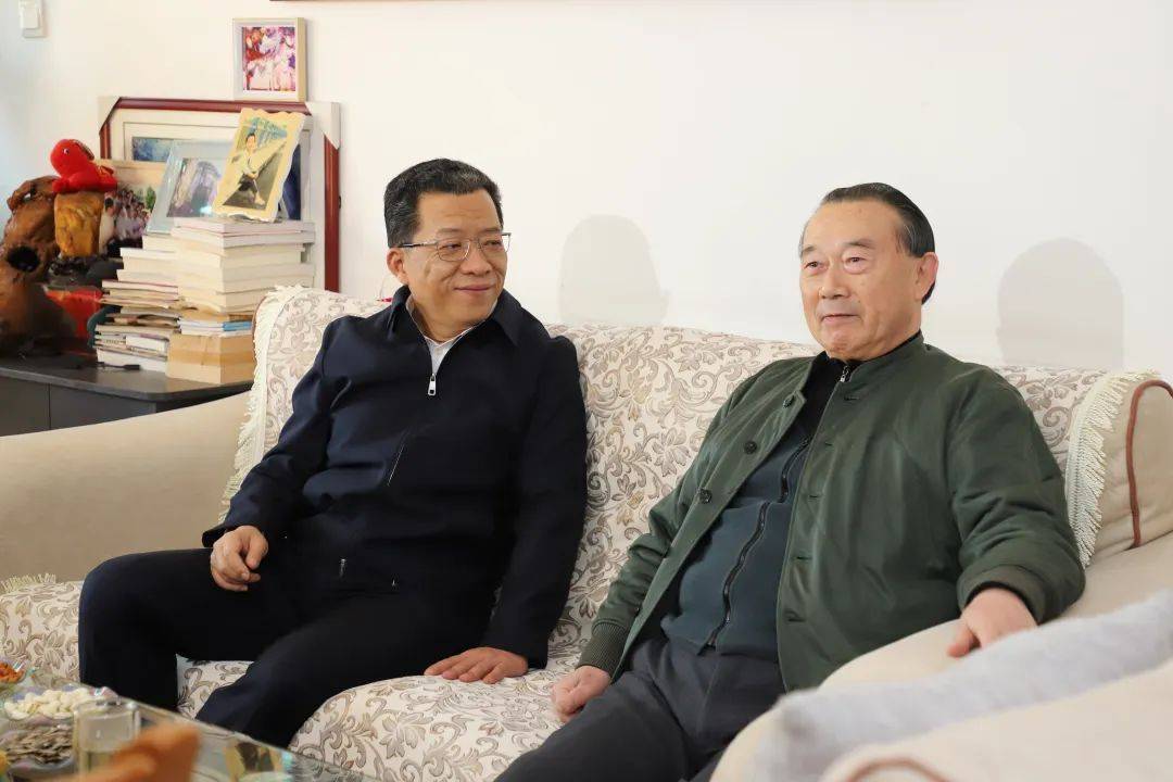 履新黄山市委书记首日<strong></p>
<p>美林证券</strong>，丁纯第一时间走访看望老同志