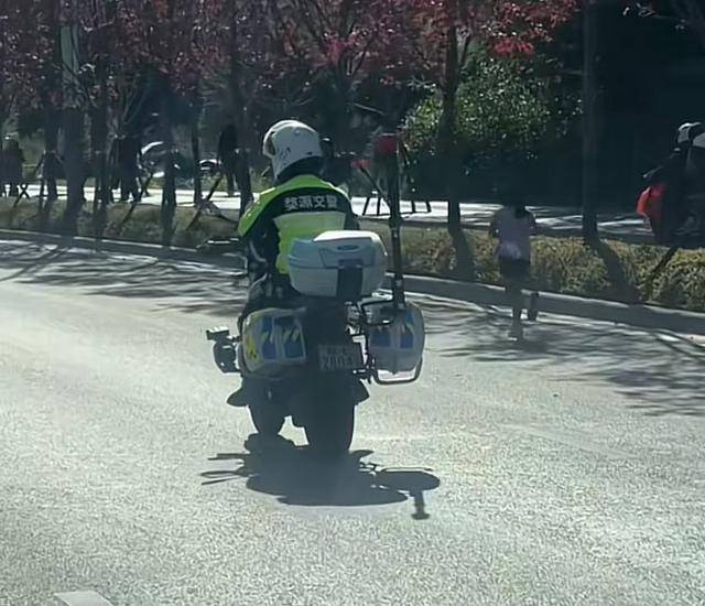 组委会回应6岁女孩跑完42公里全马：其父不顾裁判多次阻拦让女儿违规蹭跑<strong></p>
<p>美林证券</strong>，已处罚