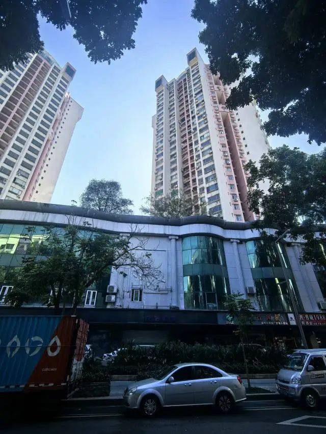 深圳两栋烂尾楼里住了近千人<strong></p>
<p>平安证券怎么样</strong>，买房的却不让进？记者实探