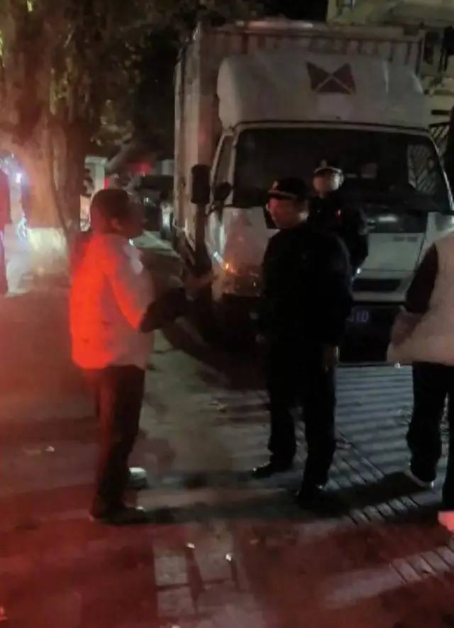 官方通报“摊贩借钱给执法人员交罚款”：涉事执法人员存在言语不当被批评教育<strong></p>
<p>世纪证券官网</strong>，已致歉