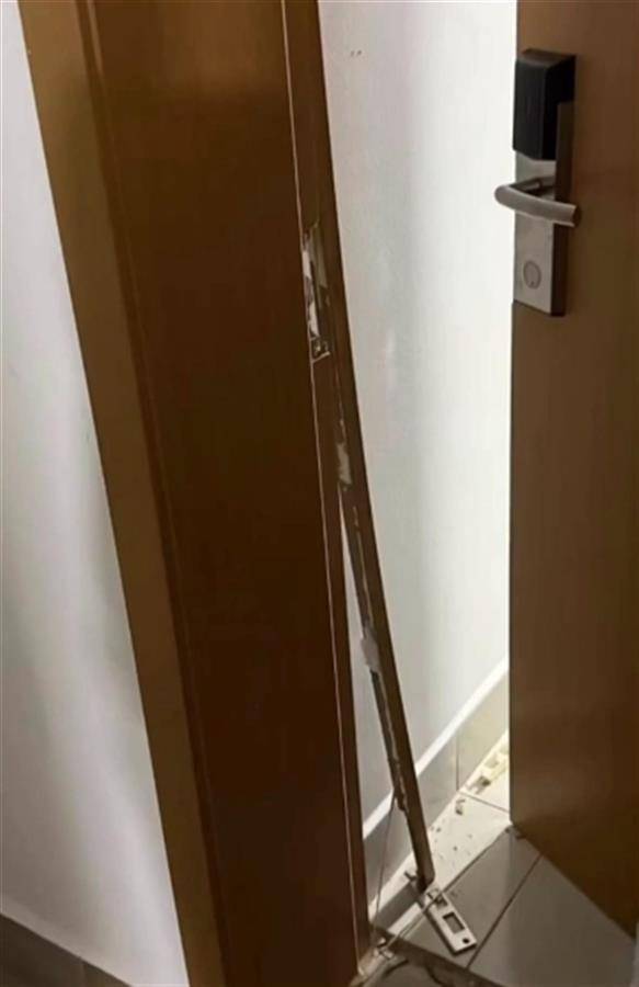 上海一高校男生晚上撞开女生寝室门<strong></p>
<p>证券投资分析</strong>，校方：醉酒后走错了