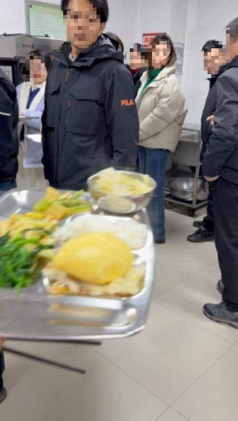一市监局未到下班时间多人排队打饭<strong></p>
<p>海顺证券</strong>？大连瓦房店通报：连夜组建核查组开展核查
