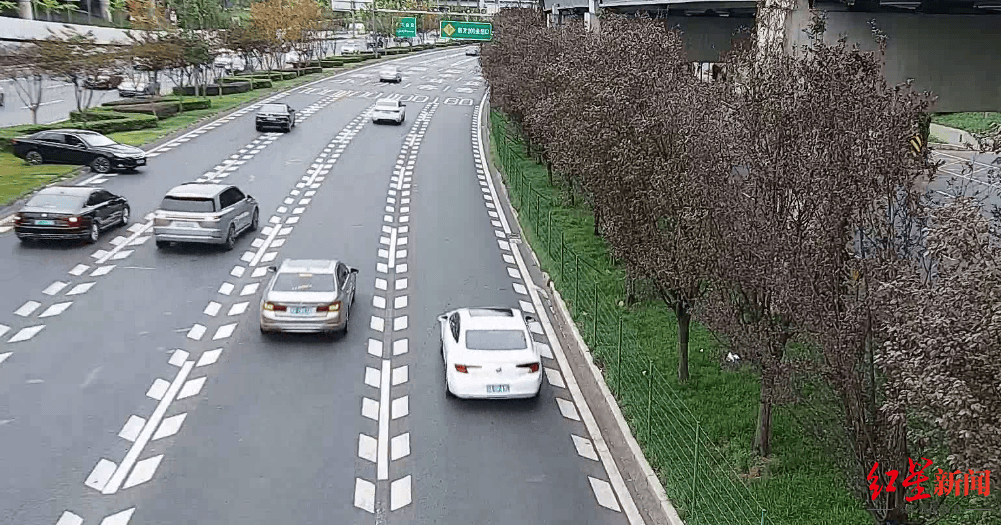 成都三环主路惊现小轿车跨过隔离带掉头<strong></p>
<p>证券考试</strong>，原来是司机酒驾走错路……