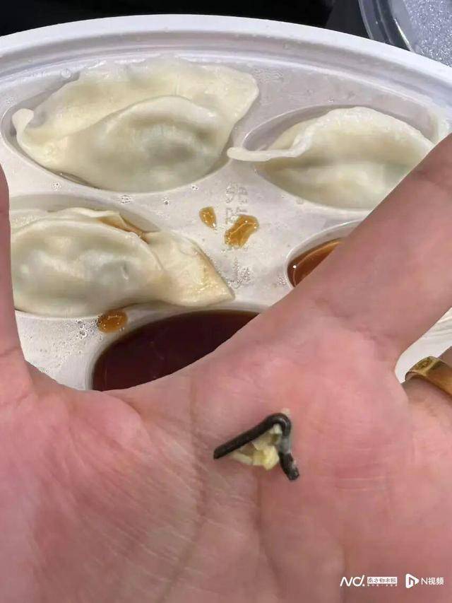 “水饺吃出铁丝”！为删差评<strong></p>
<p>证券考试</strong>，商家竟盗用消费者微信头像捏造聊天记录
